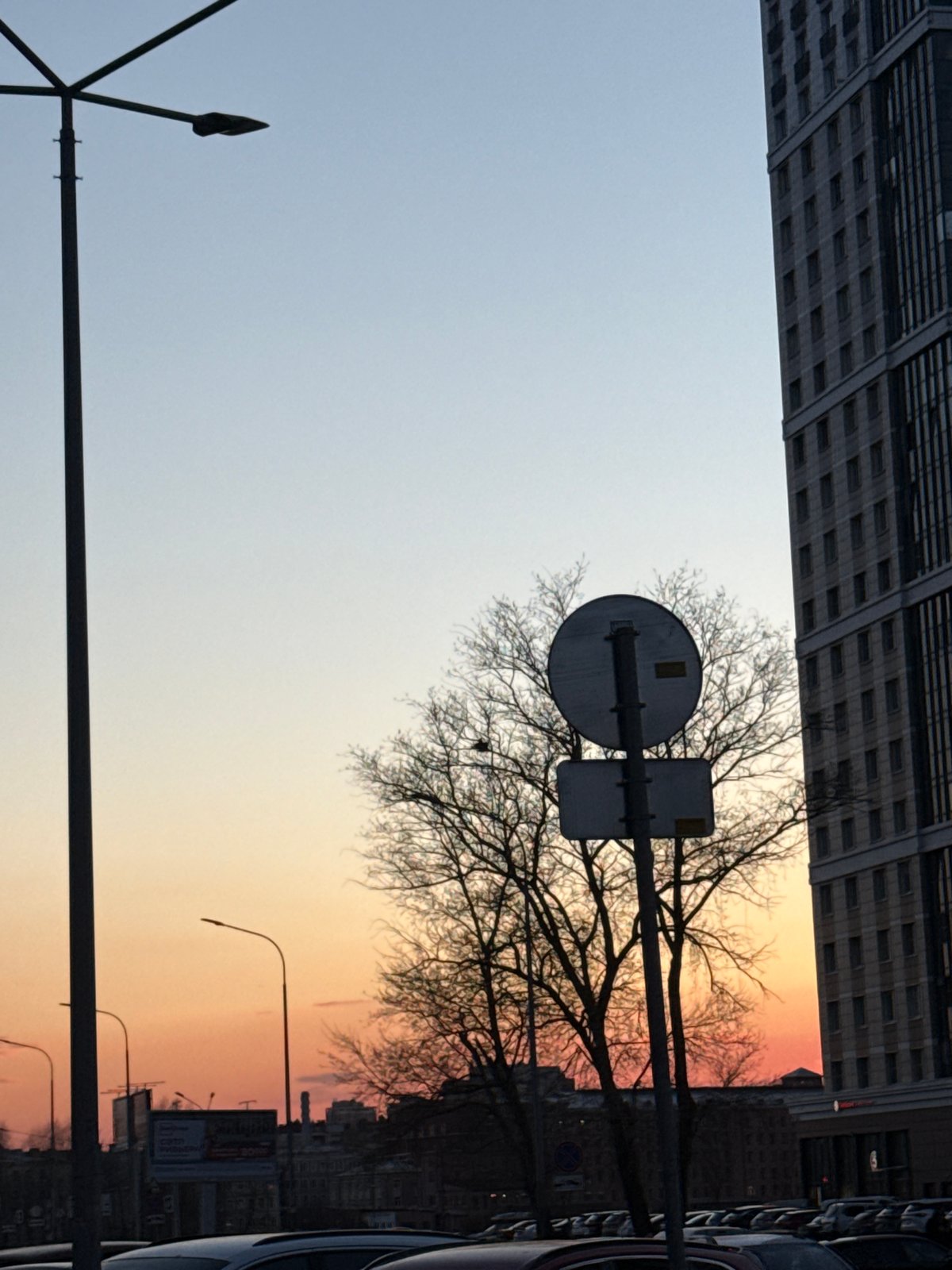 Unknown witness captures twilight scenes, piercing moment in Saint Petersburg