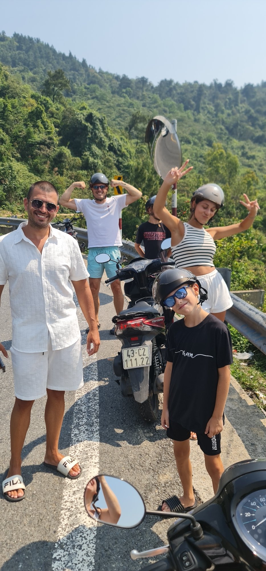 Scooter riders pause at scenic coastal viewpoint in Đà Nẵng