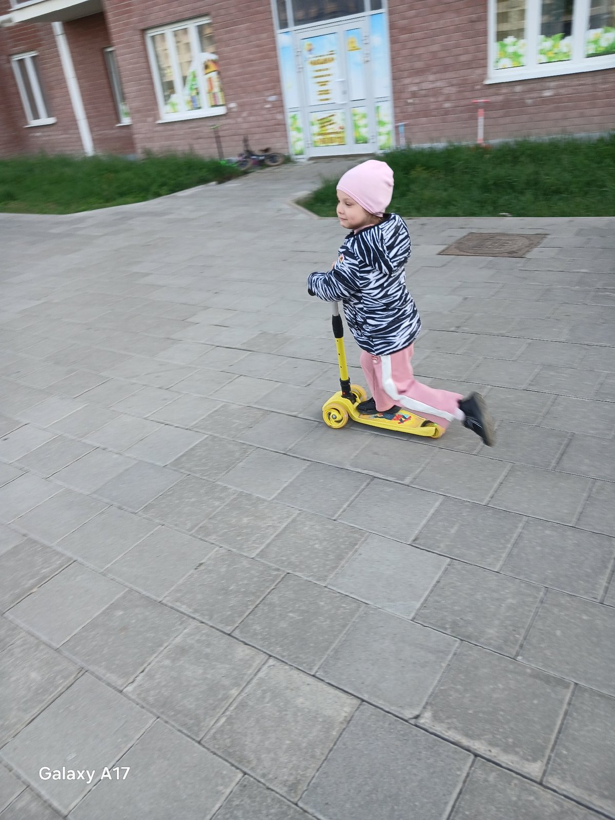 Ordinary street life captured in Yekaterinburg residential area
