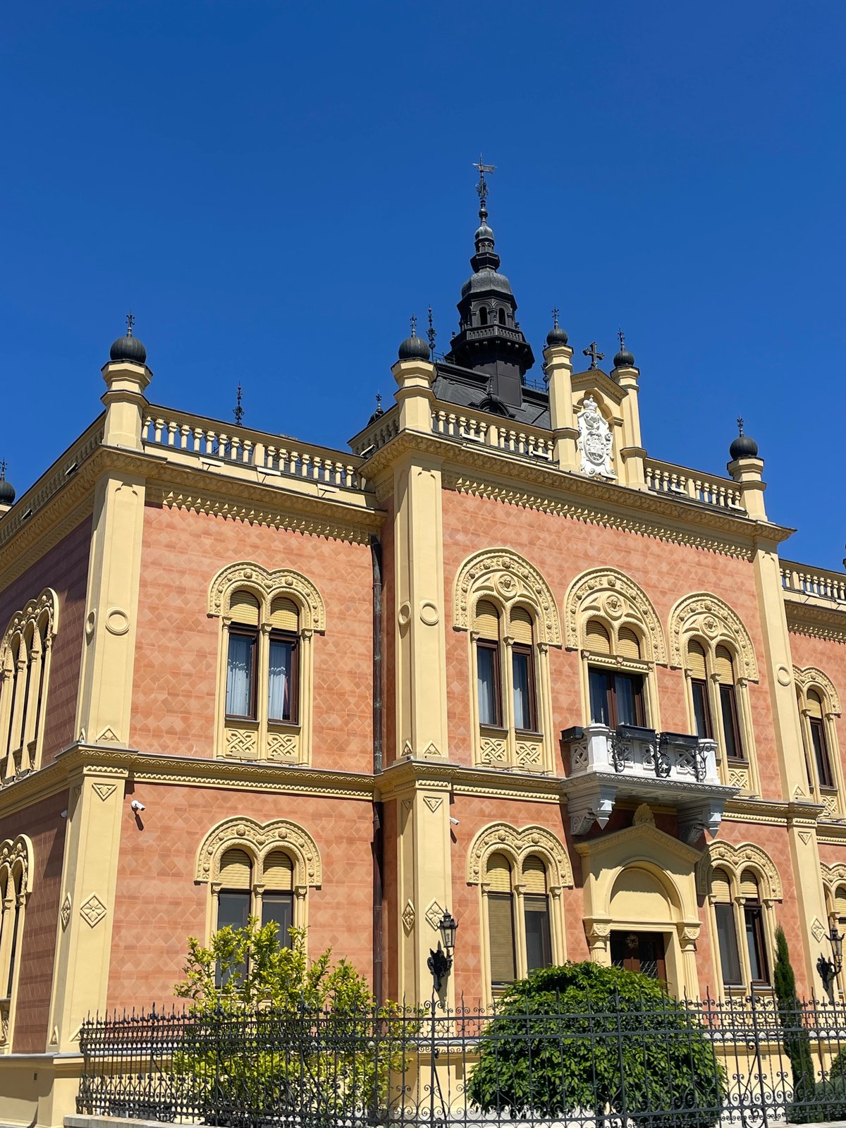 Tourist captures historic Novi Sad landmarks and street art