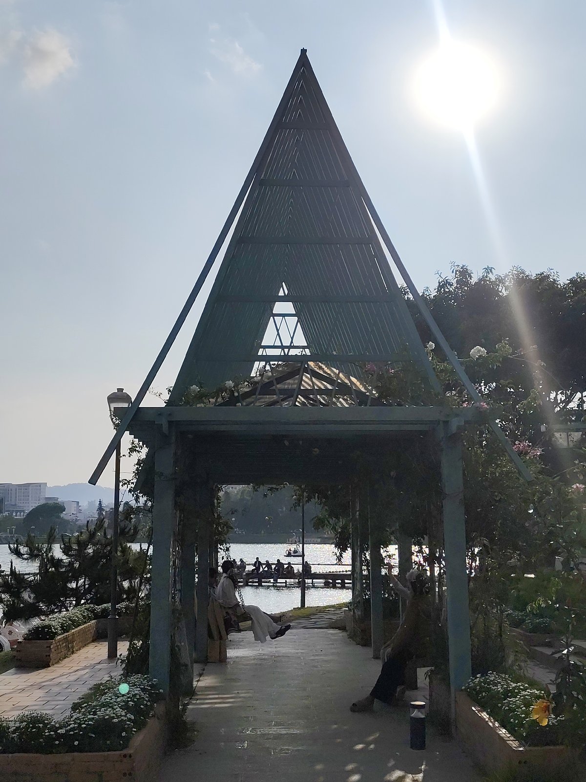 Morning scenes captured around Xuan Huong Lake in Da Lat
