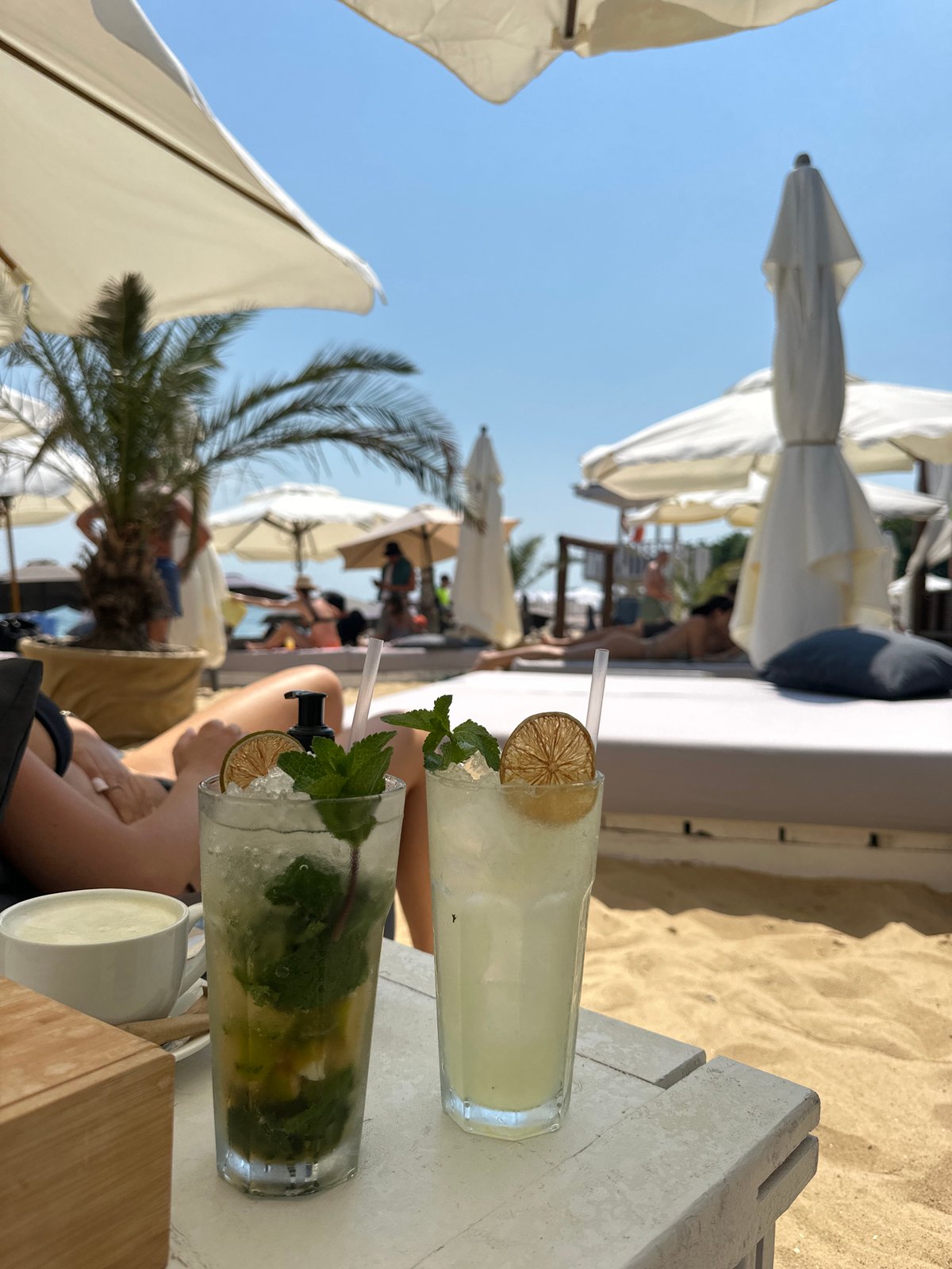 Slow morning at Caleton beach lounge, drinks and sun