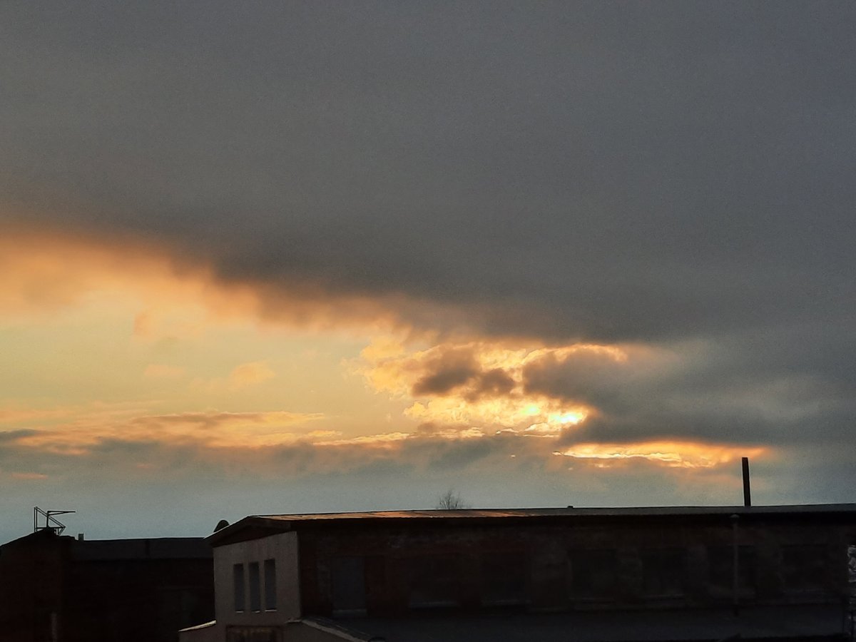 Dramatic sunset, spring thaw documented in Krasnogorskoye, Russia