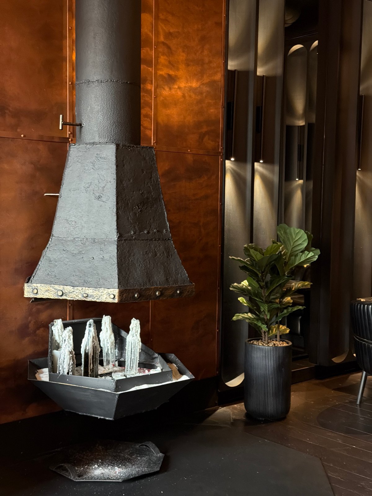 Casual dining moments captured at Moscow restaurant