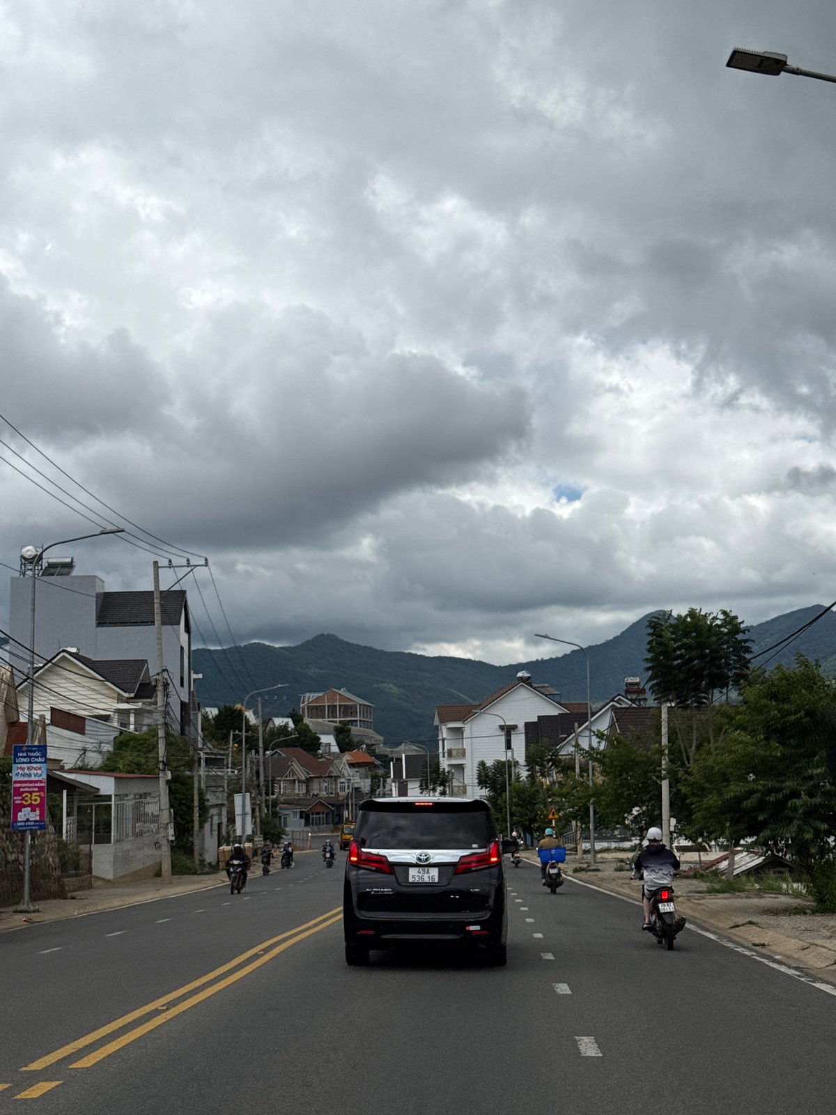 Morning traffic flows through Lạc Dương streets