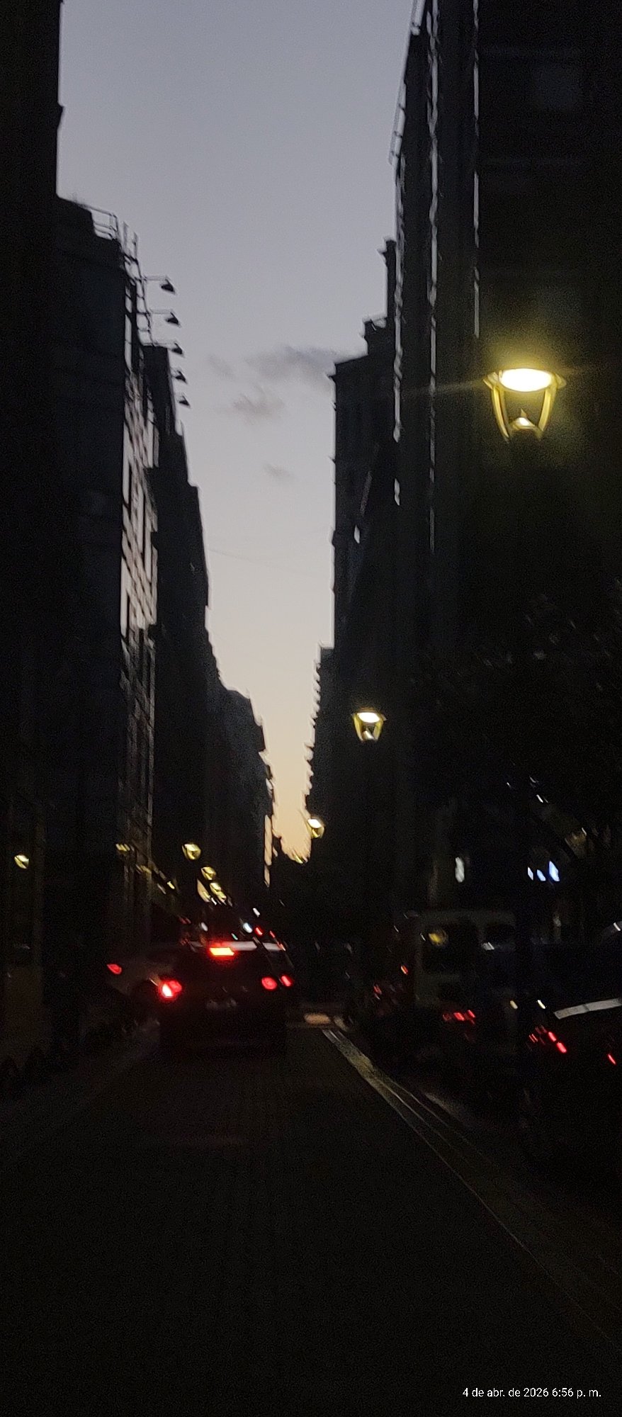 Evening traffic stop documented on Buenos Aires street
