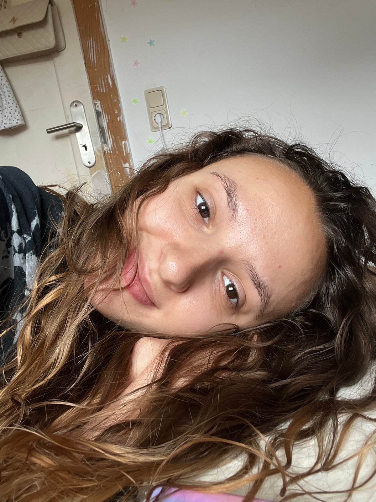 Woman photographed multiple times in Saarbrücken indoor setting