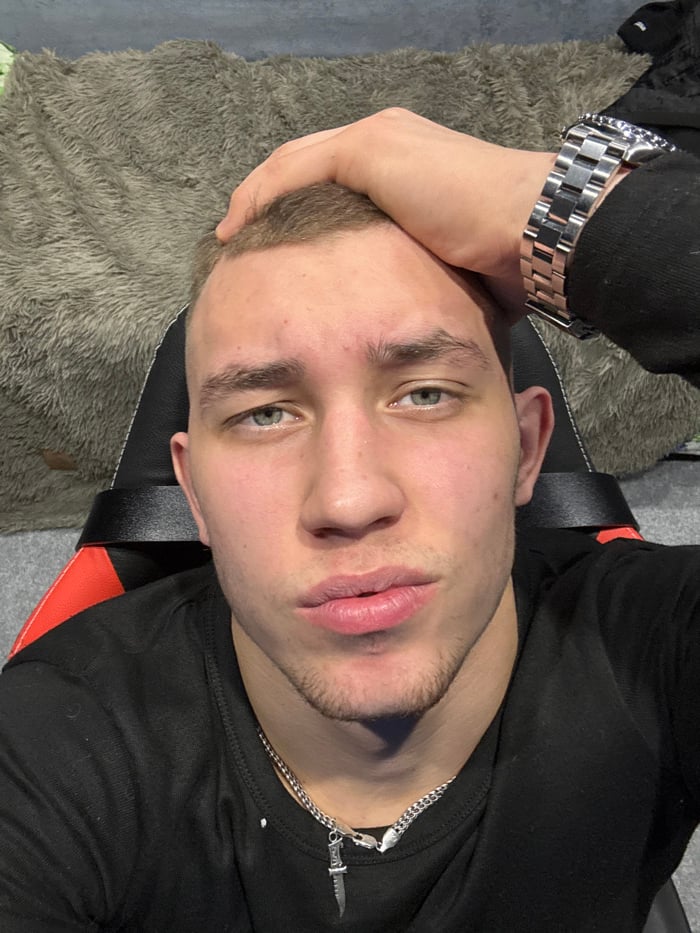 Young man documents winter day with selfies in Ольховка