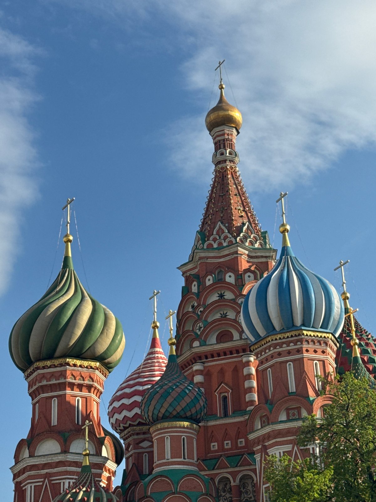 Afternoon scenes documented across central Moscow landmarks and streets