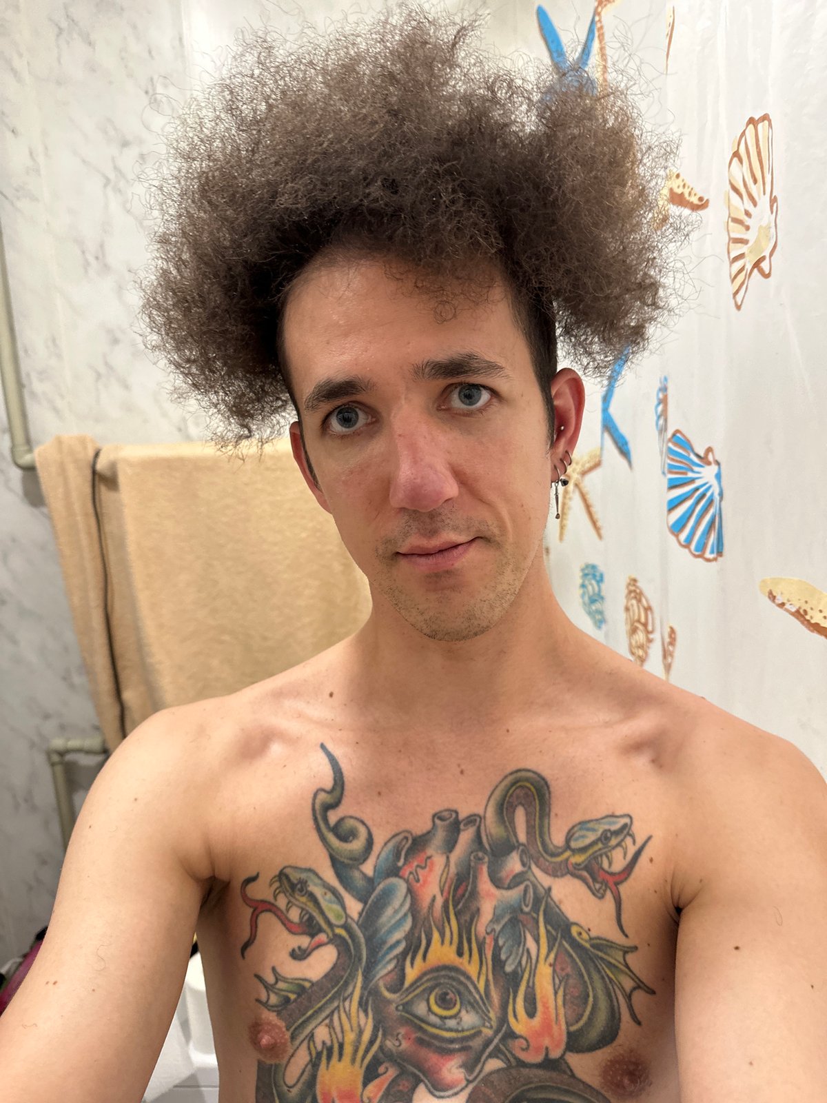 Man takes bathroom selfies in Saratov