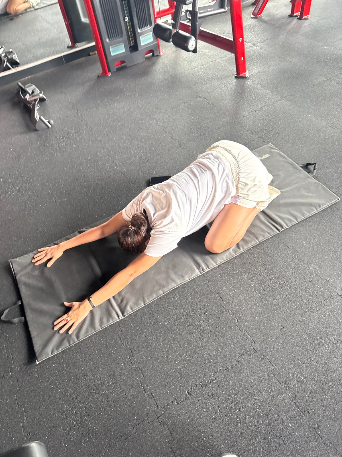 Solo gym session in Kolkata — workouts, stretches, and mirror selfies