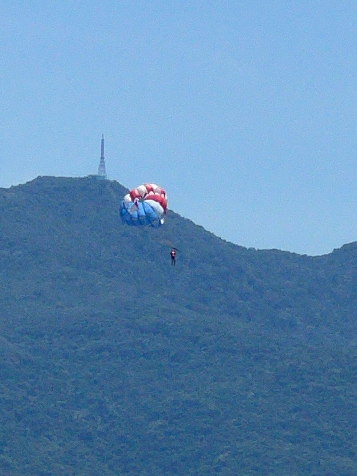 Beach activities and paragliding around Đà Nẵng coastline