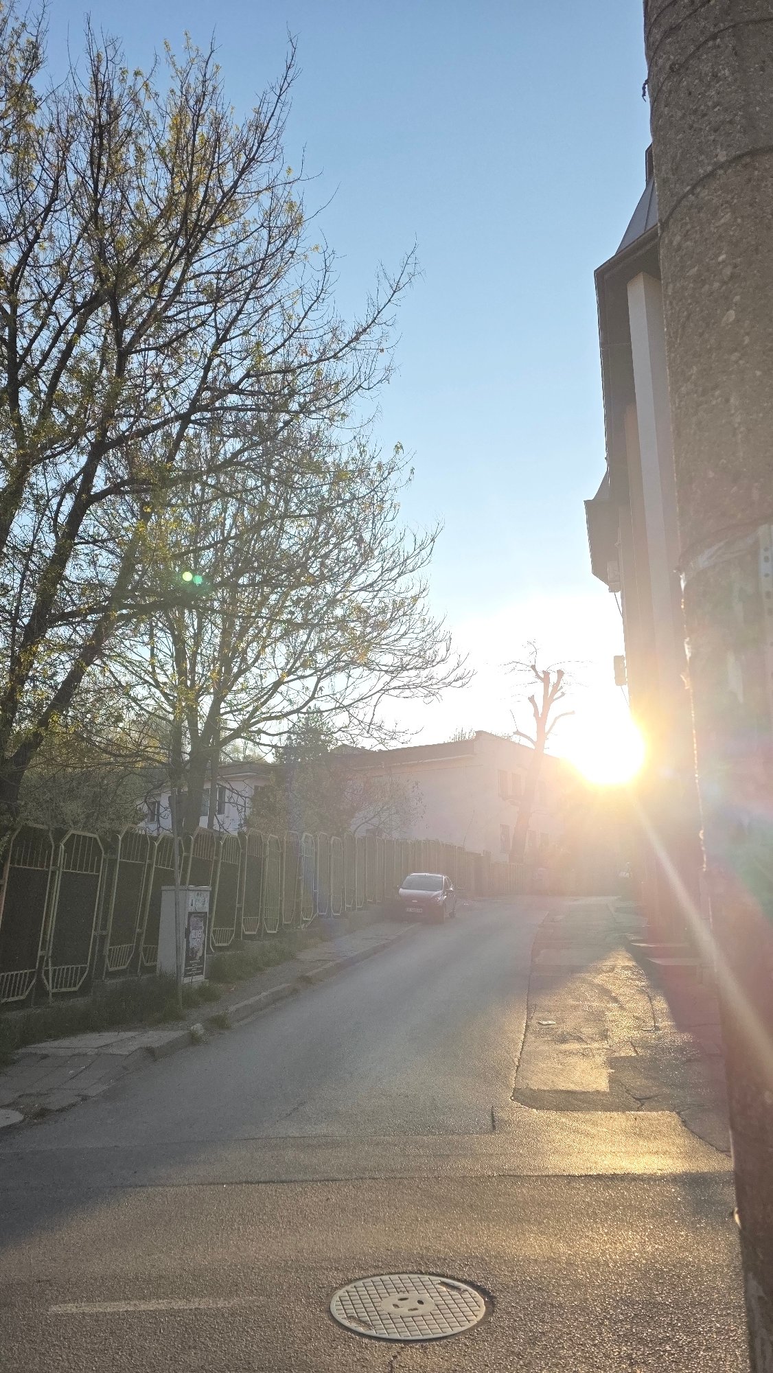 Spring street scenes documented in Blagoevgrad residential area