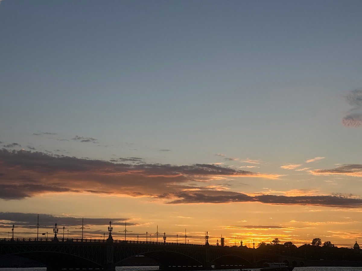 Sunset photography session captures Palace Bridge over Neva River