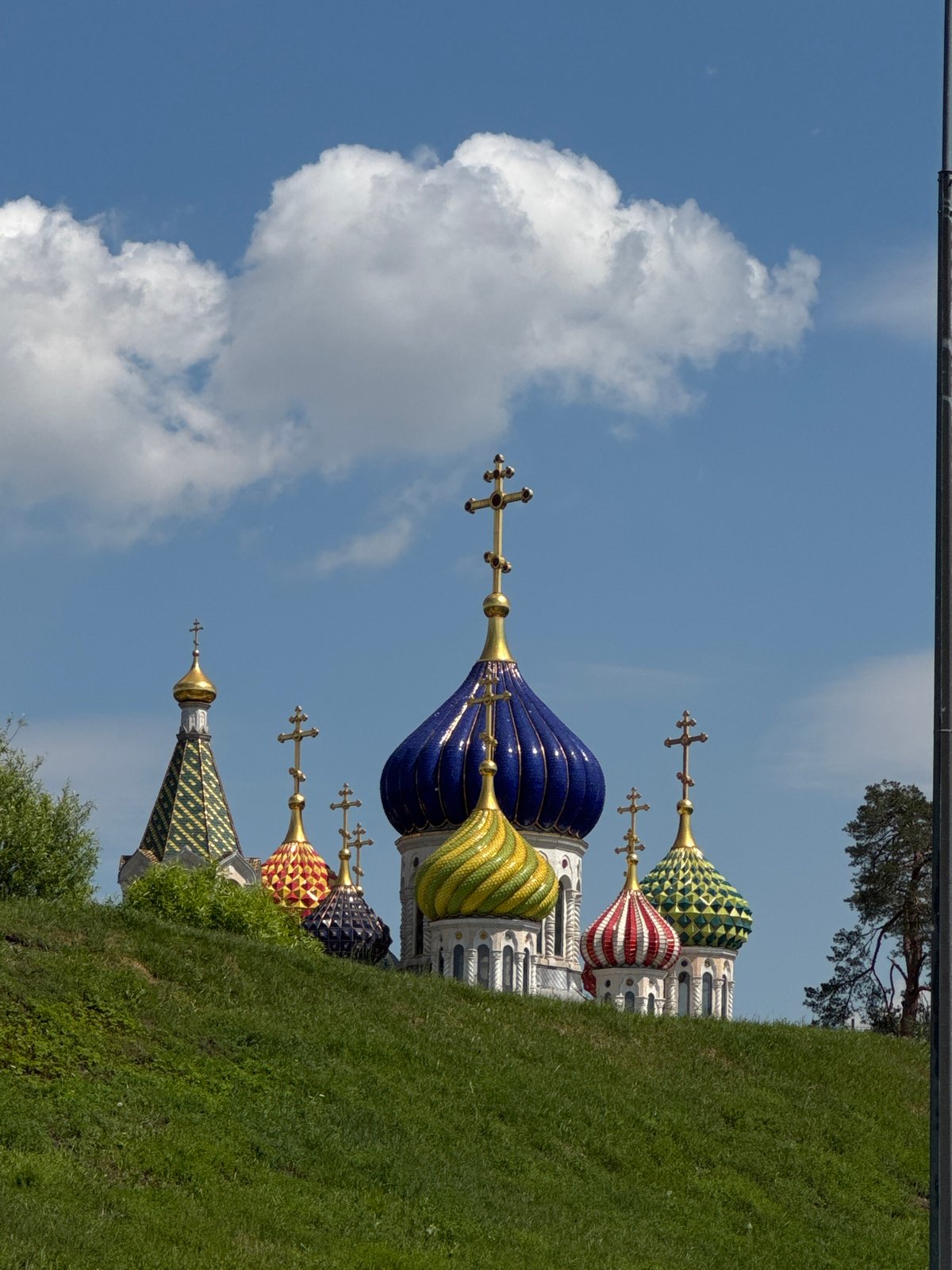 Moscow morning walk captures Orthodox domes, traffic lights, urban views