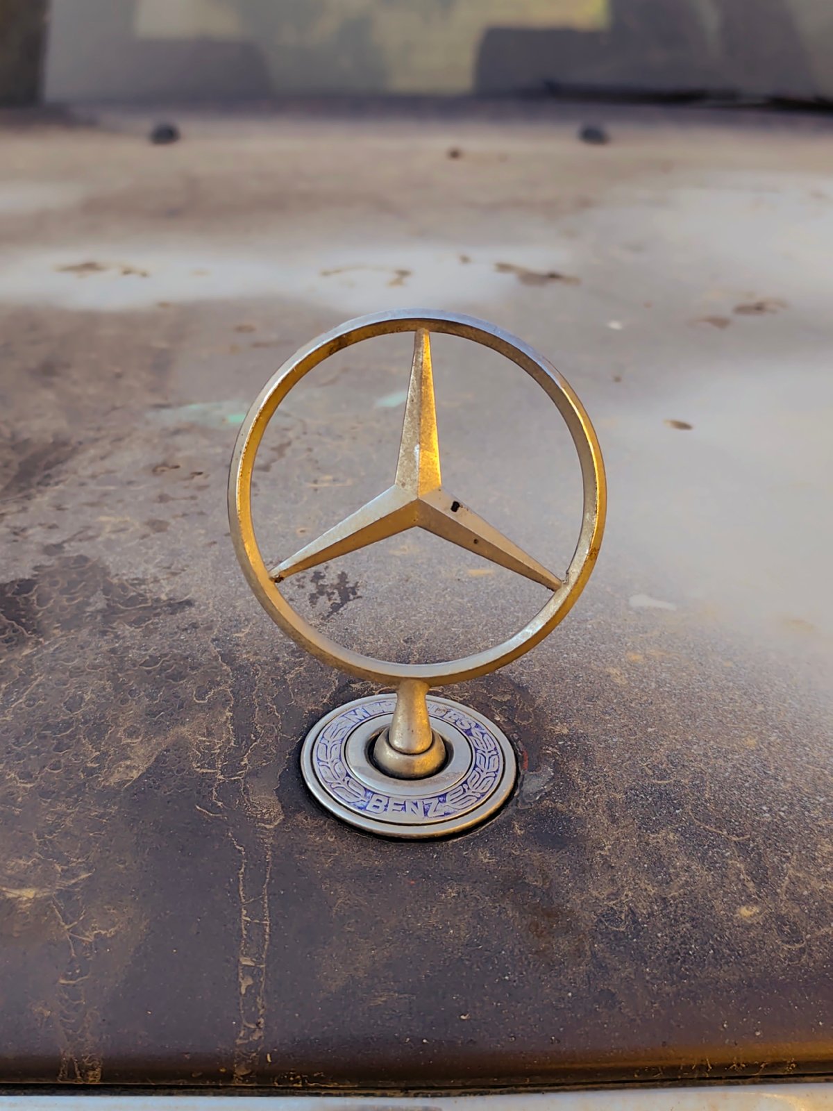 Idle afternoon details: cars, a fan, and a full ashtray