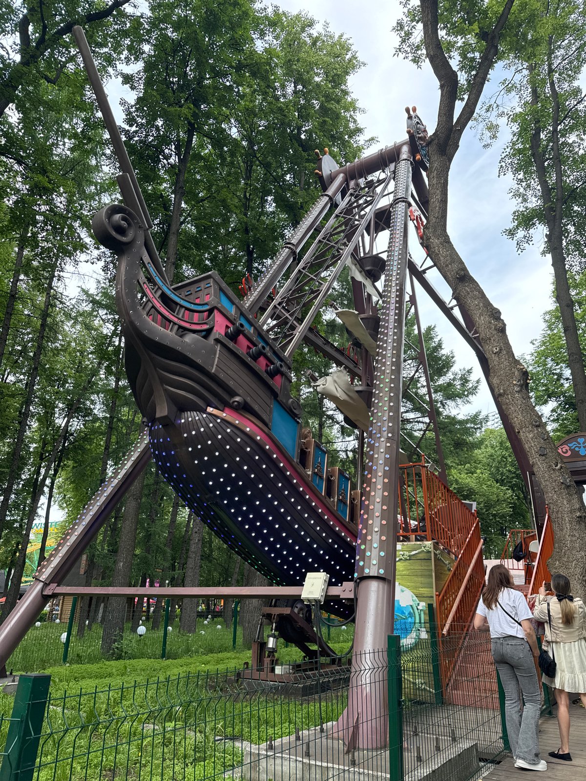 Perm resident documents afternoon at amusement park, concert, antique displays