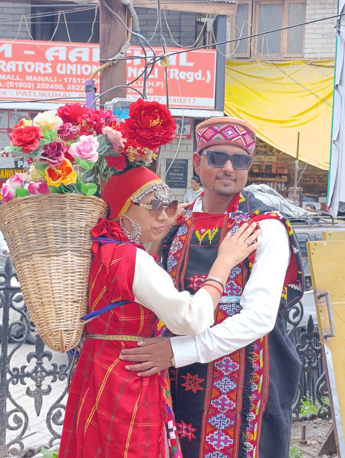 Manali mid-morning: construction, street life, and local scenes