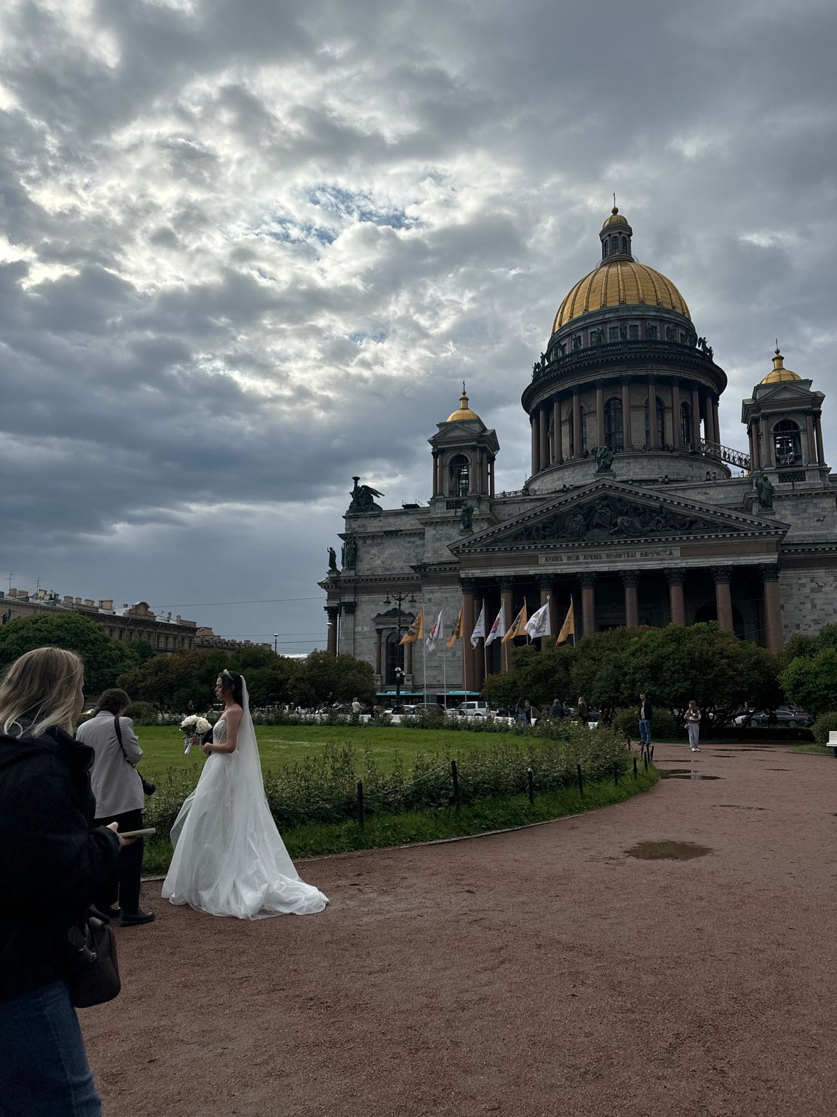 Wedding shoots and tourist activity around Saint Isaac's Cathedral