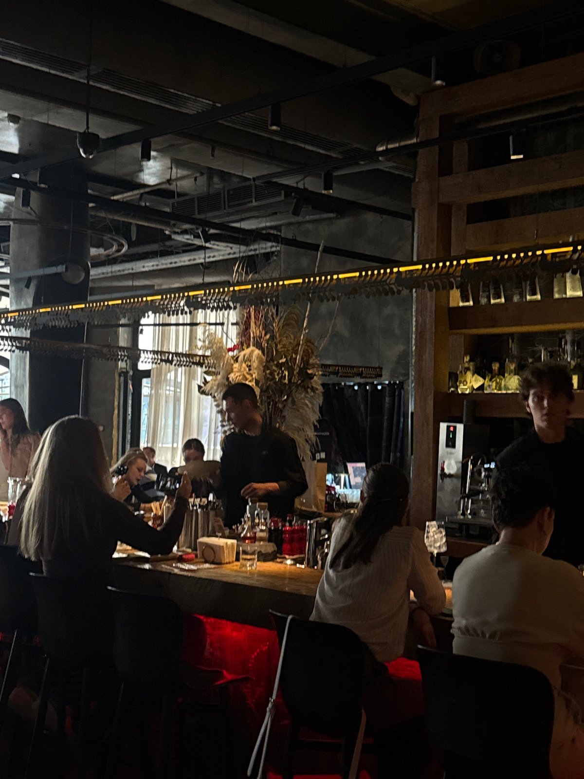 Moscow restaurant captures dinner service across kitchen and dining areas