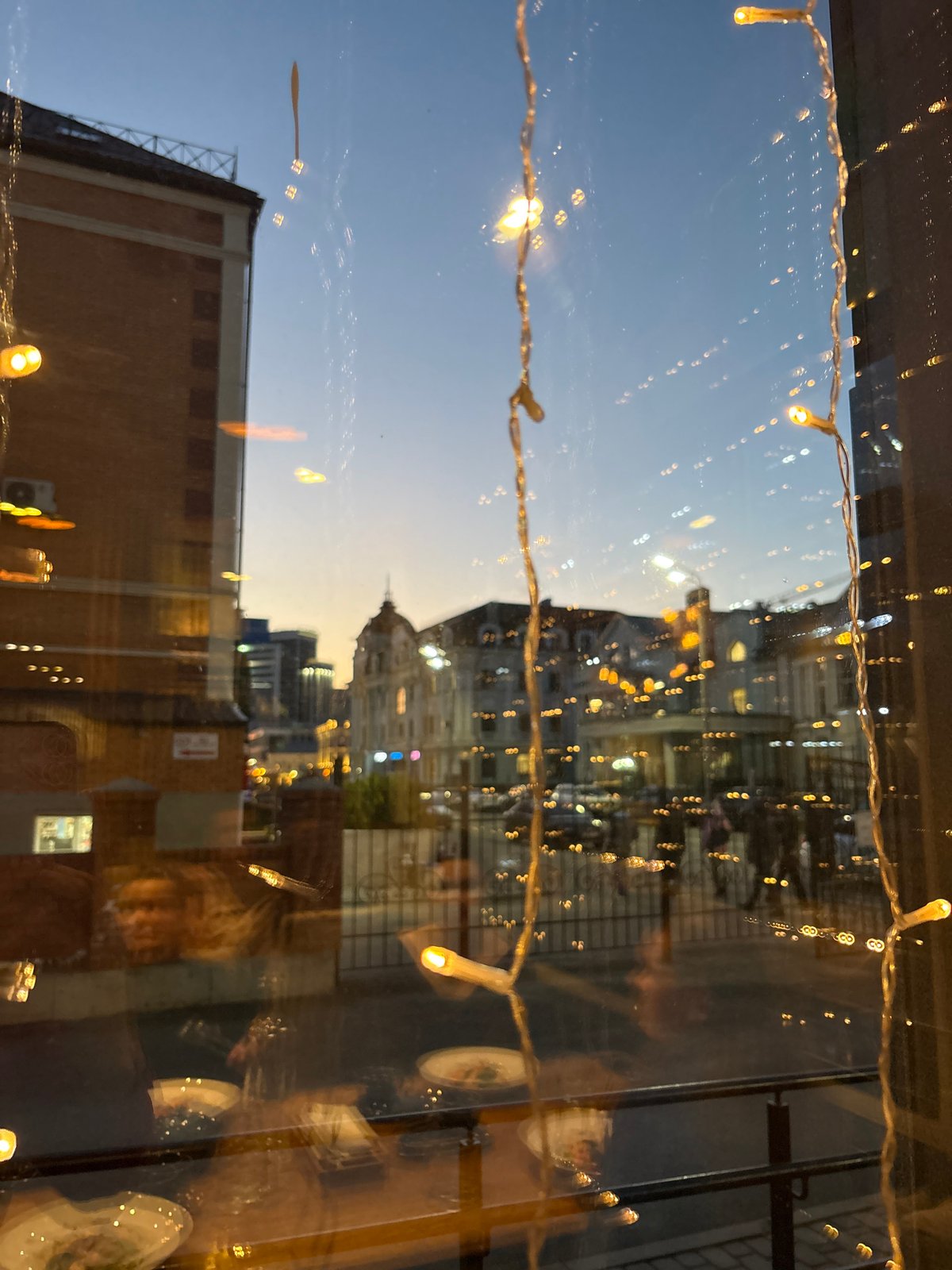 Evening dining and street scenes documented in Kazan, Russia