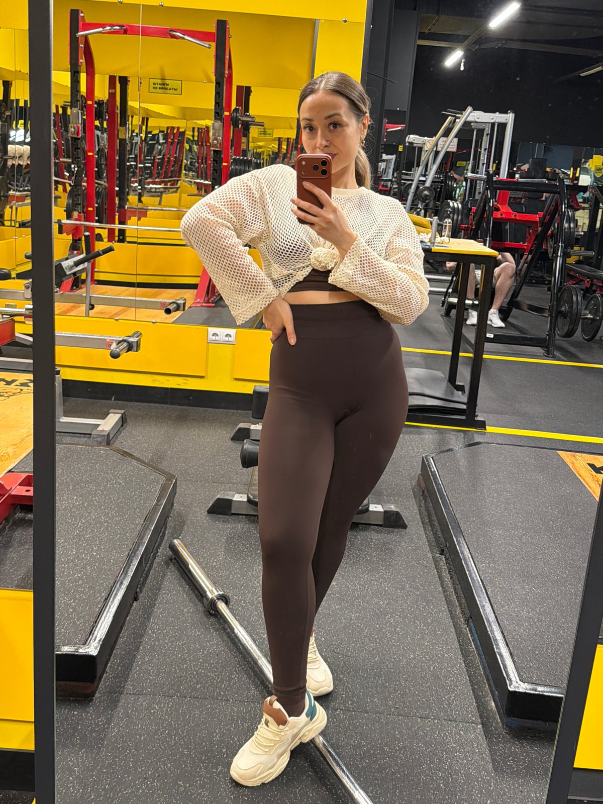 Woman takes gym selfies in Krasnoyarsk fitness center