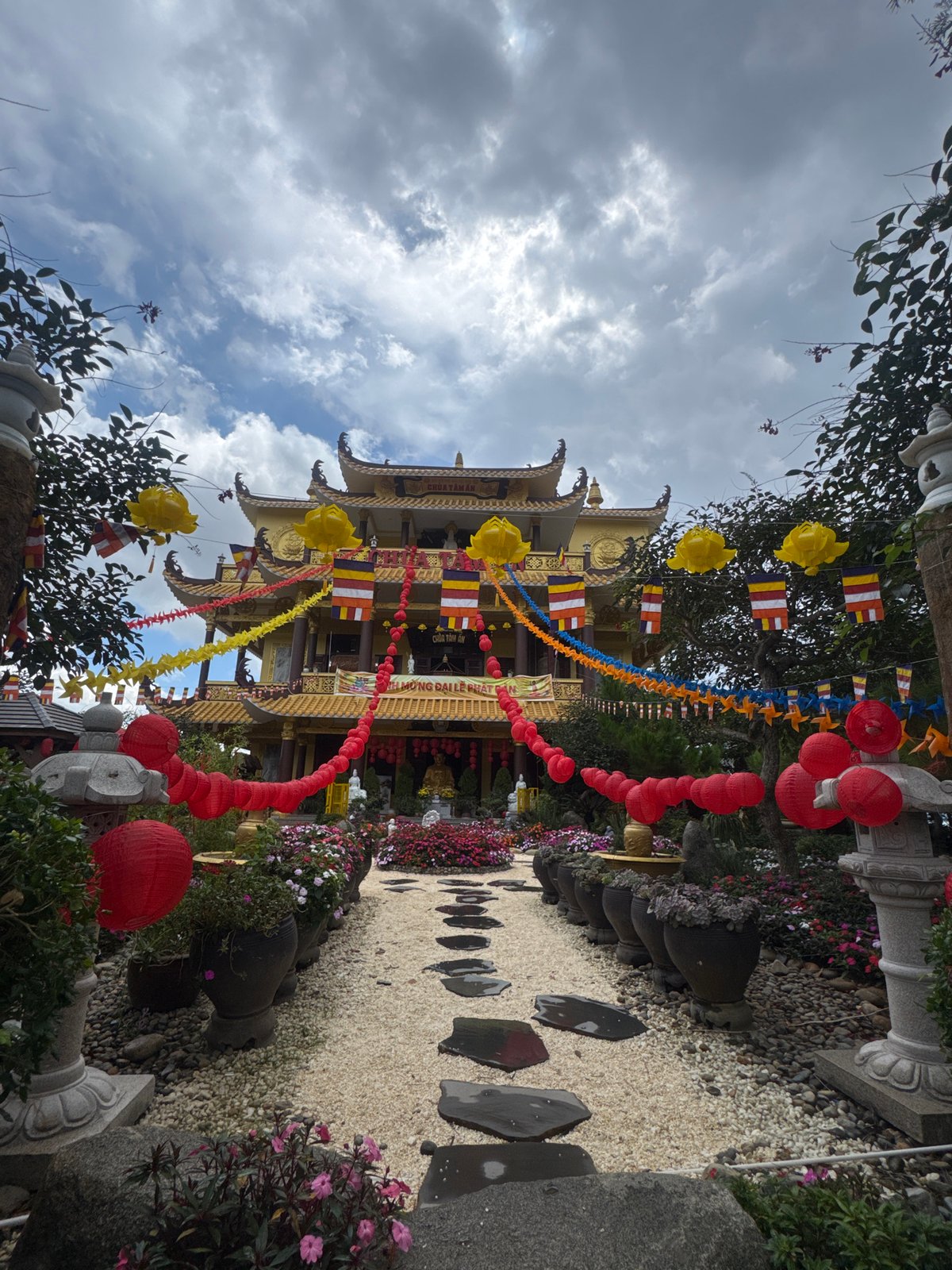 Morning life documented across Da Lat temples, streets, homes