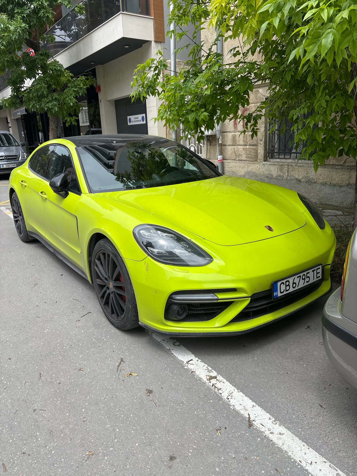 Witness documents parked cars, people in overgrown Varna area