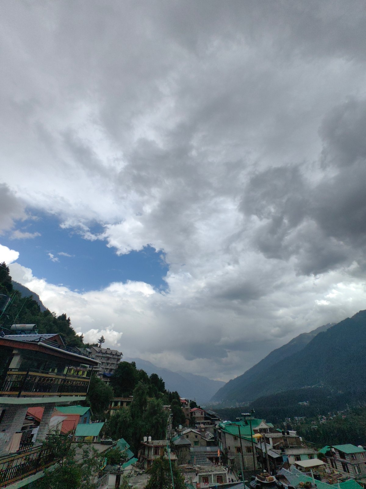 Storm sweeps through Vashisht village in Himalayan valley