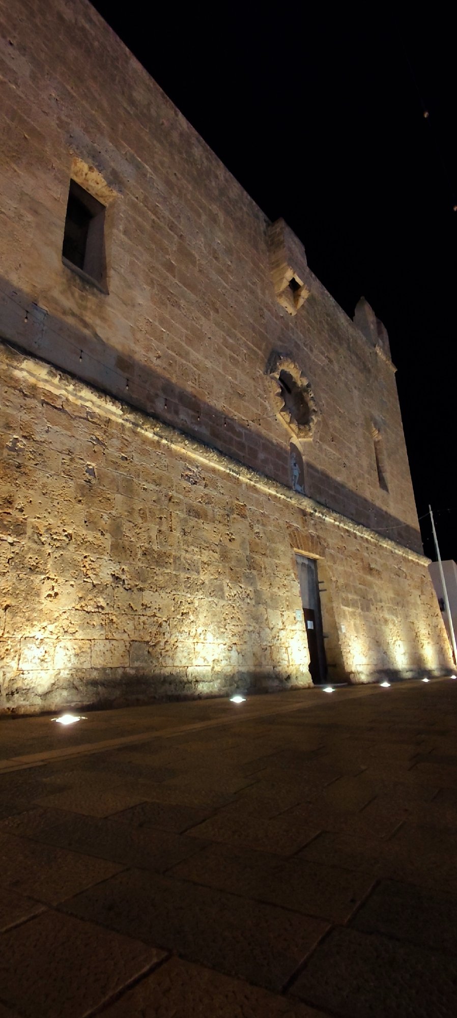 Live street performance in San Vito Lo Capo's illuminated piazza