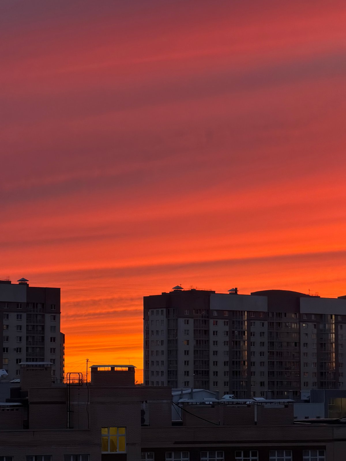 Dramatic sunset captivates Saint Petersburg residents on May 6