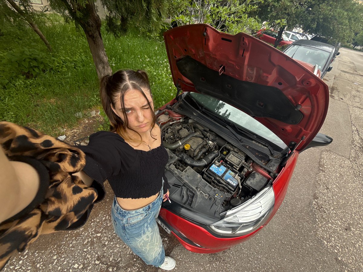 Car breakdown disrupts young woman's day in Sofia