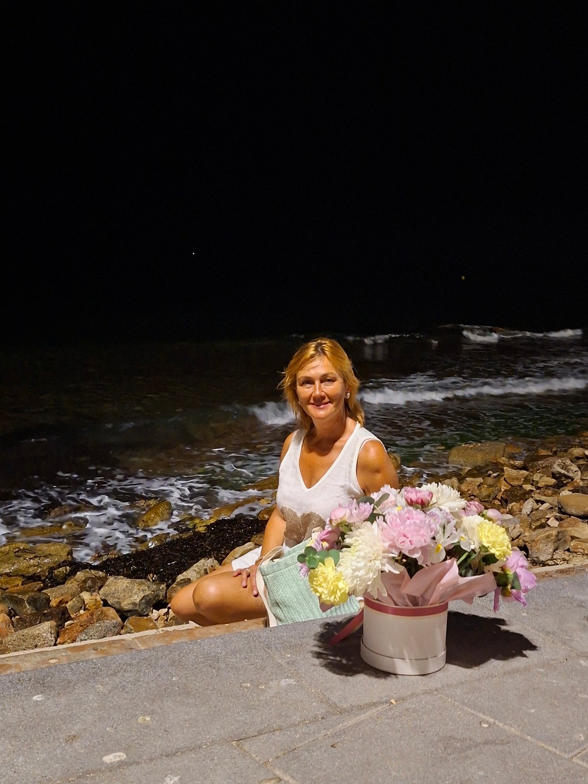 A Torrevieja summer night: beach, promenade, and live music