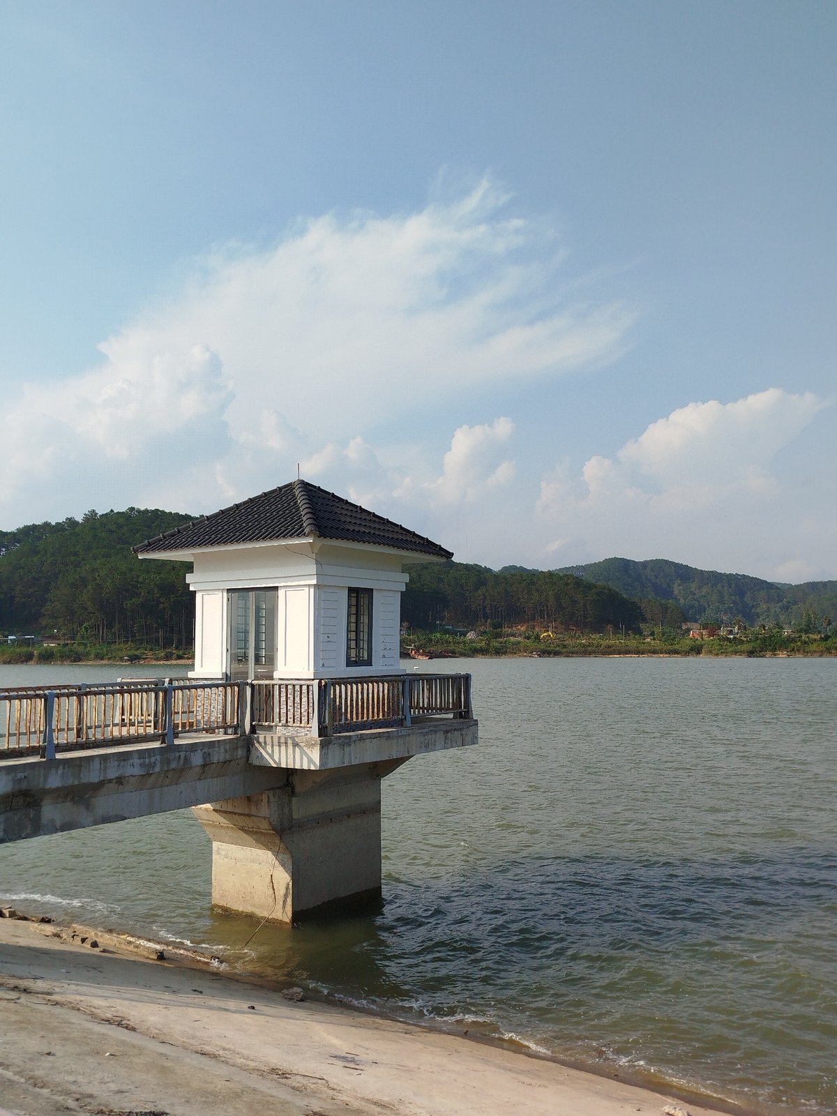 White tower structure observed over reservoir in Đông Hồ
