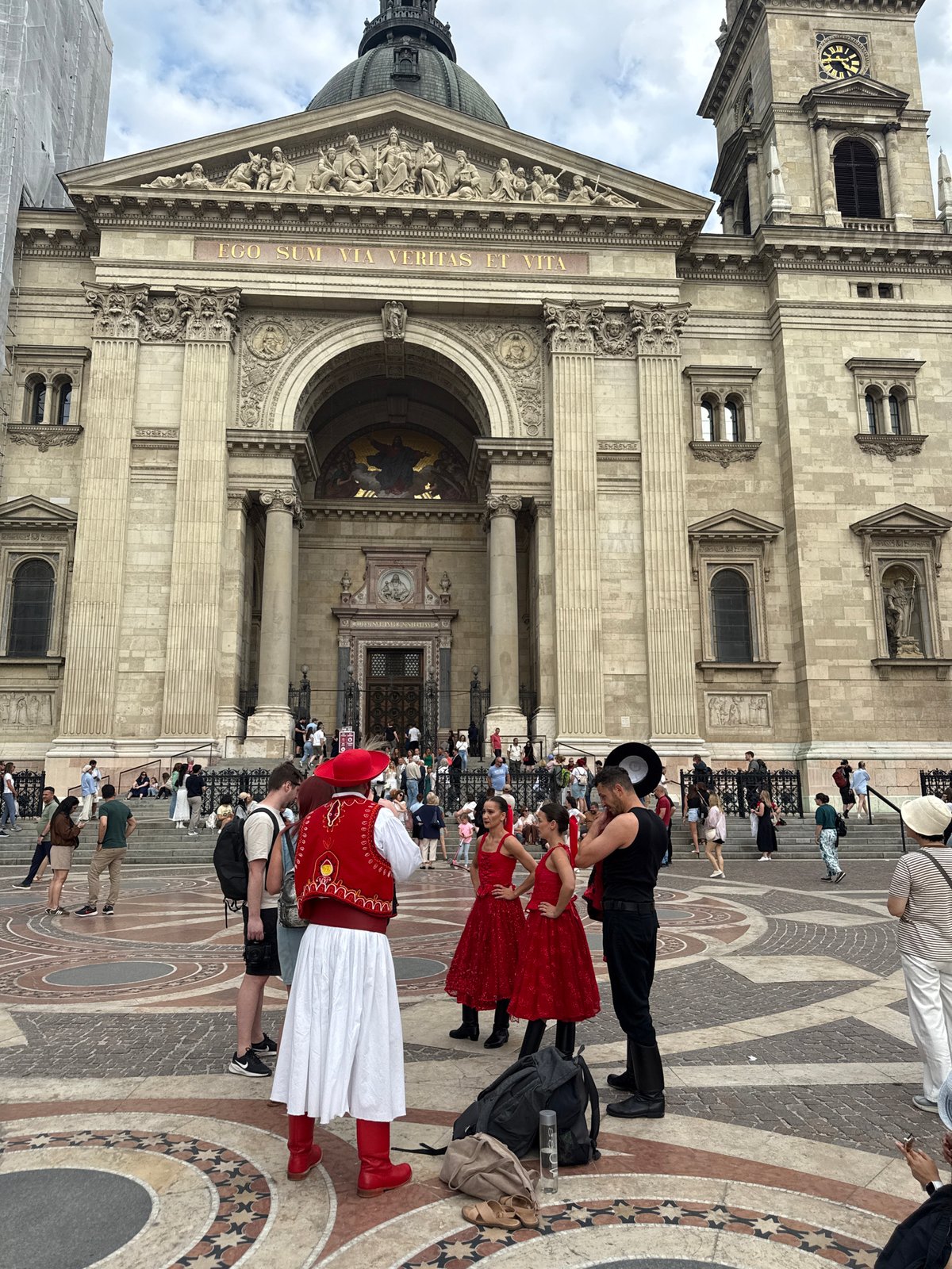 Weddings and folk performances draw crowds to Budapest basilica