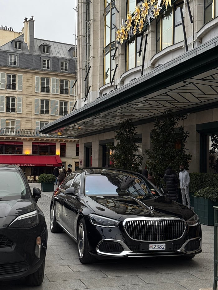 Afternoon street life documented in central Paris district