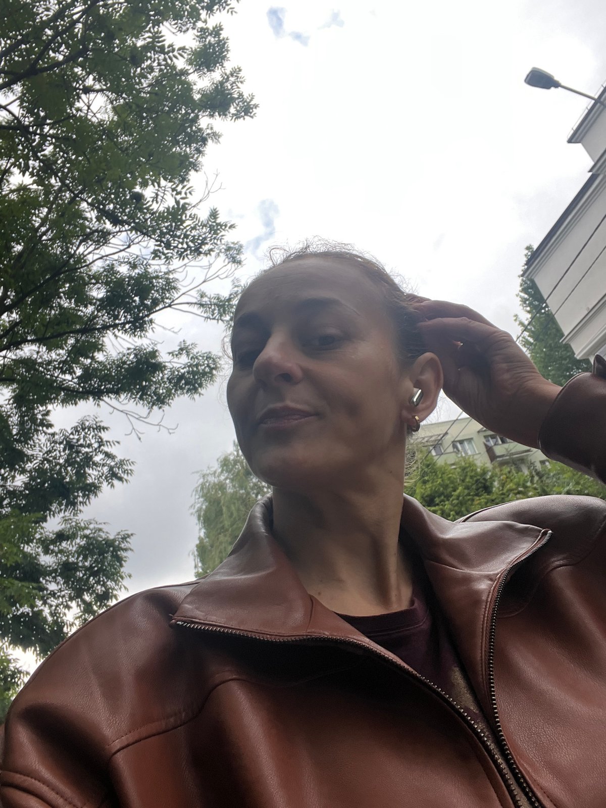 Overcast city outing with selfies, street scenes, and a giraffe balloon