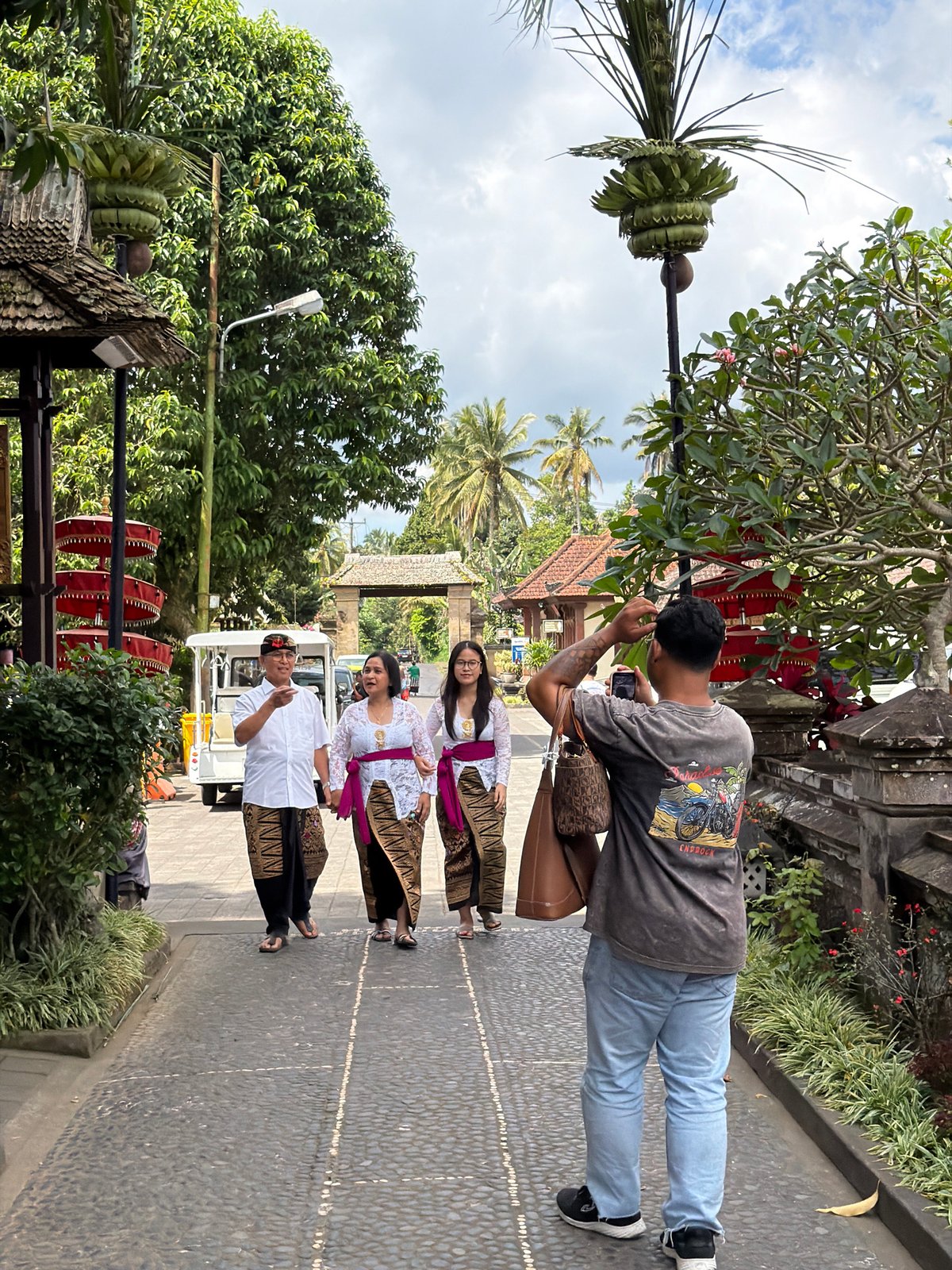 Strolling past traditional Balinese architecture in Susut