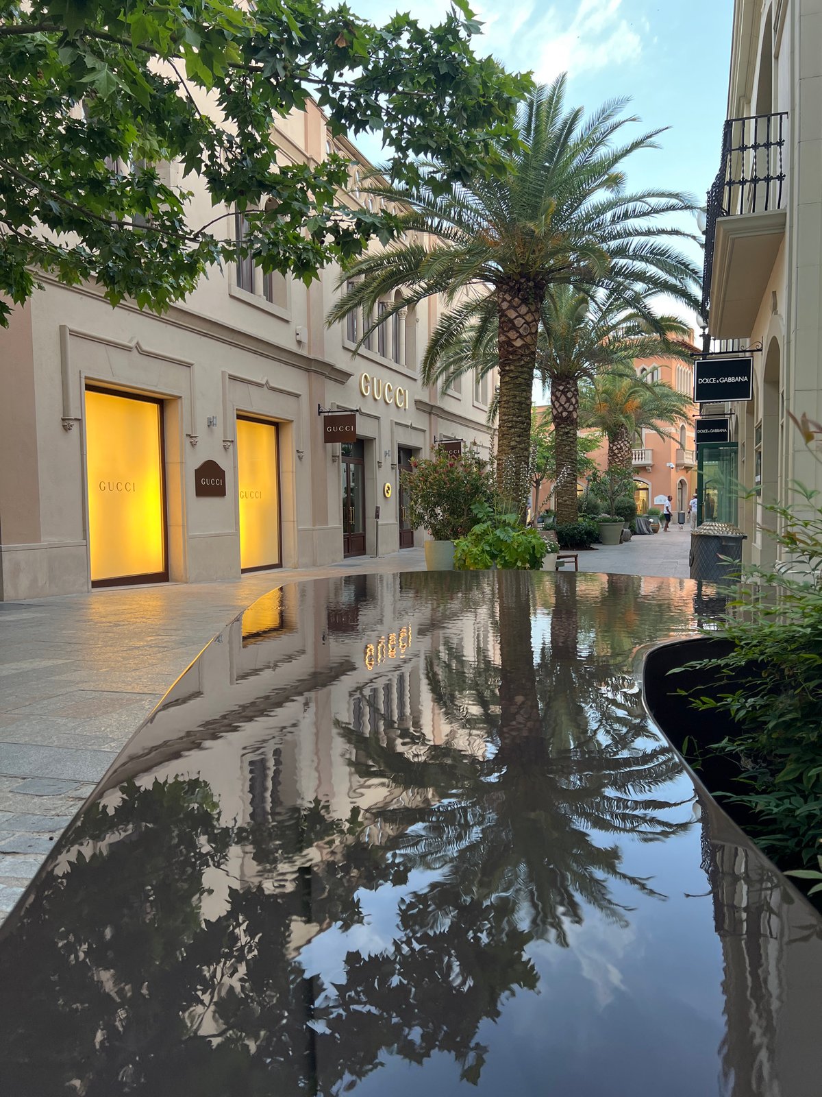Man spotted at luxury shopping district in Spain