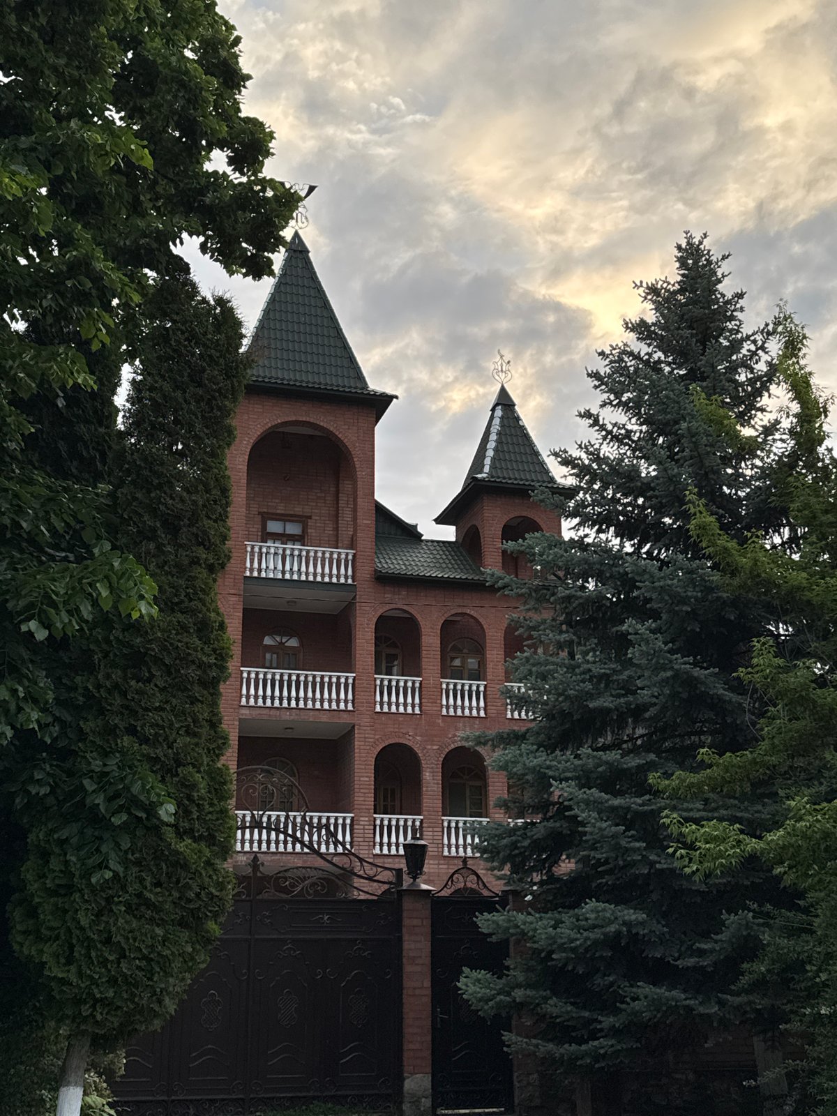 Afternoon scenes documented in Karachayevsk: architecture, vehicle, nature
