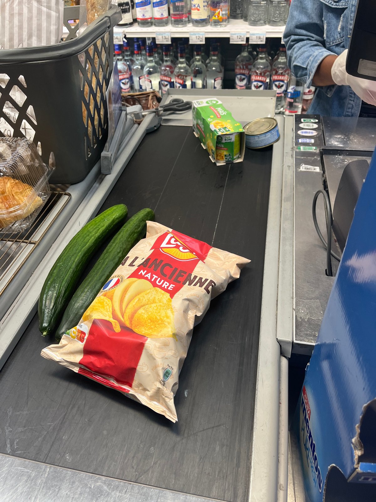 Routine grocery shopping documented in Lyon store