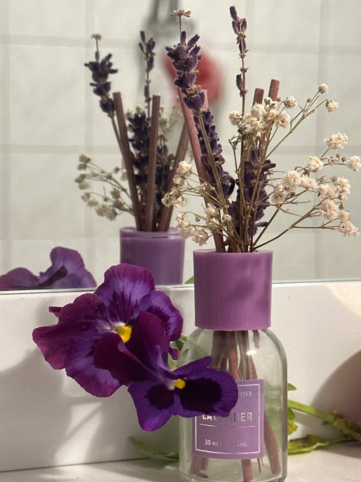 Resident creates elaborate floral bathroom display in Krefeld
