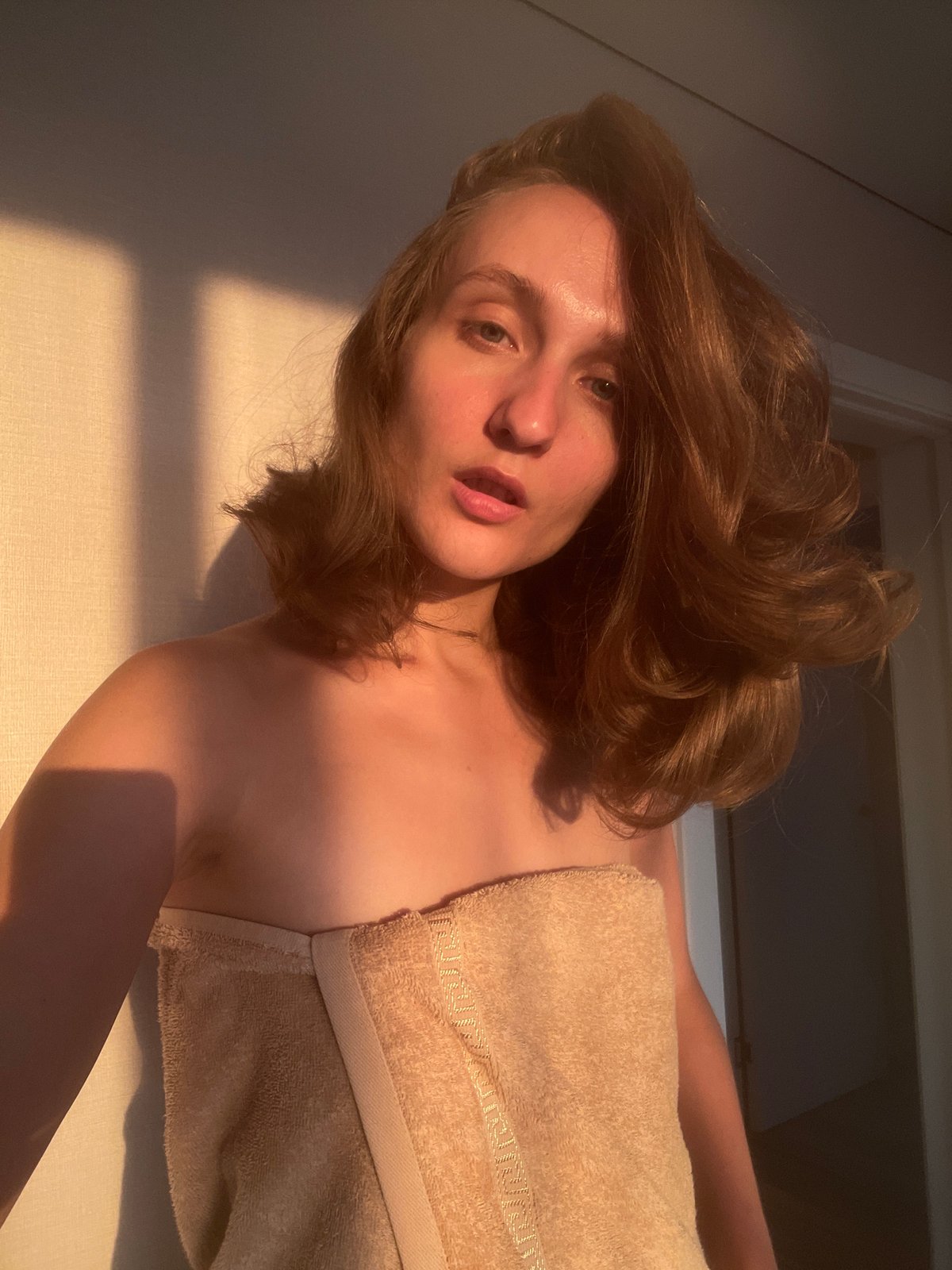 Indoor selfie session in warm afternoon light, Подшивалово