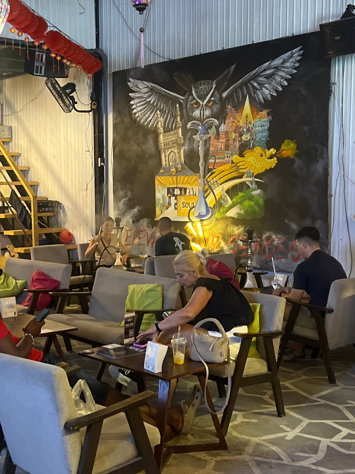 Hookah lounge activity documented in Đà Nẵng, Vietnam