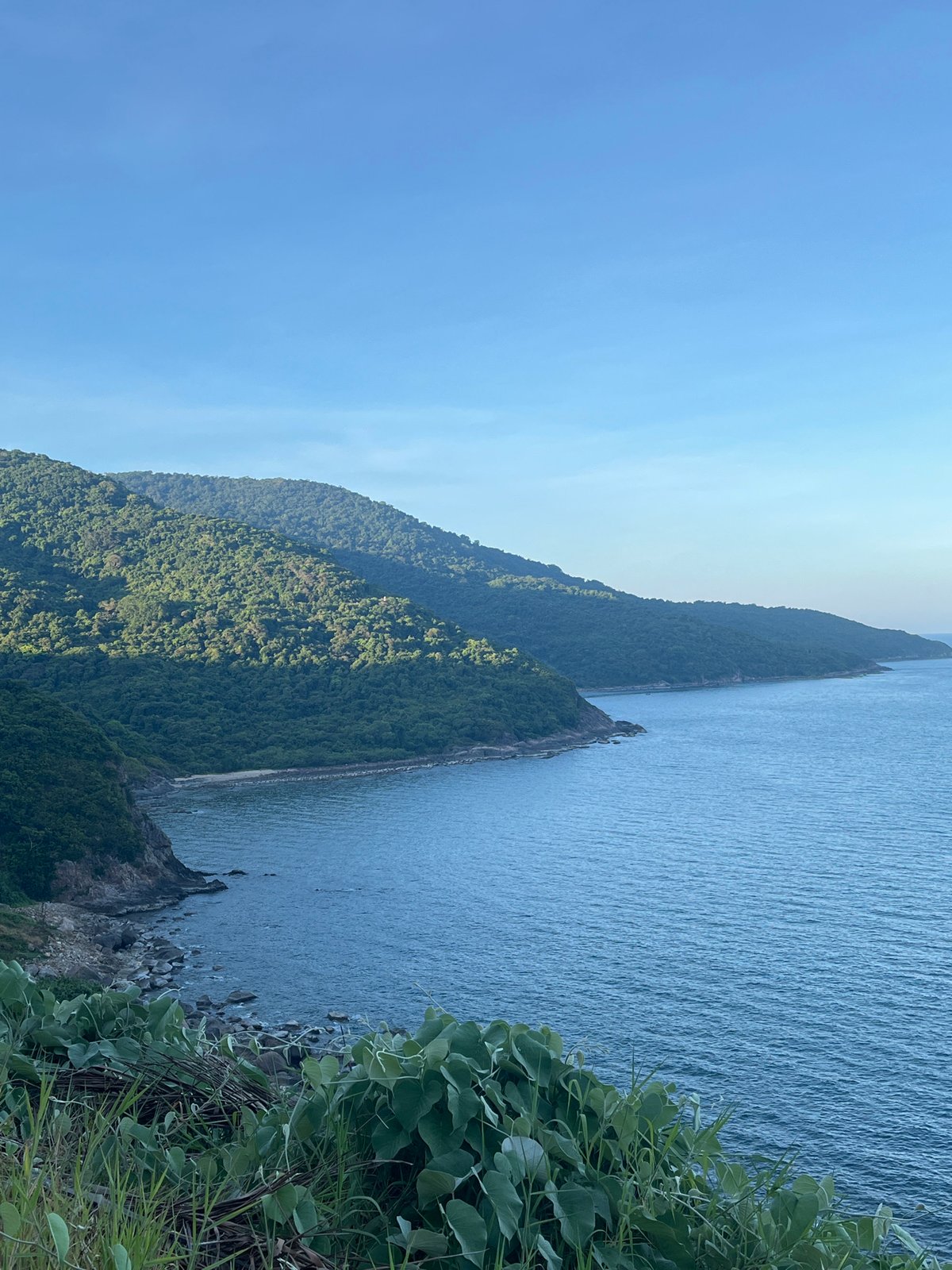 Coastal scenery documented along Đà Nẵng mountainous shoreline