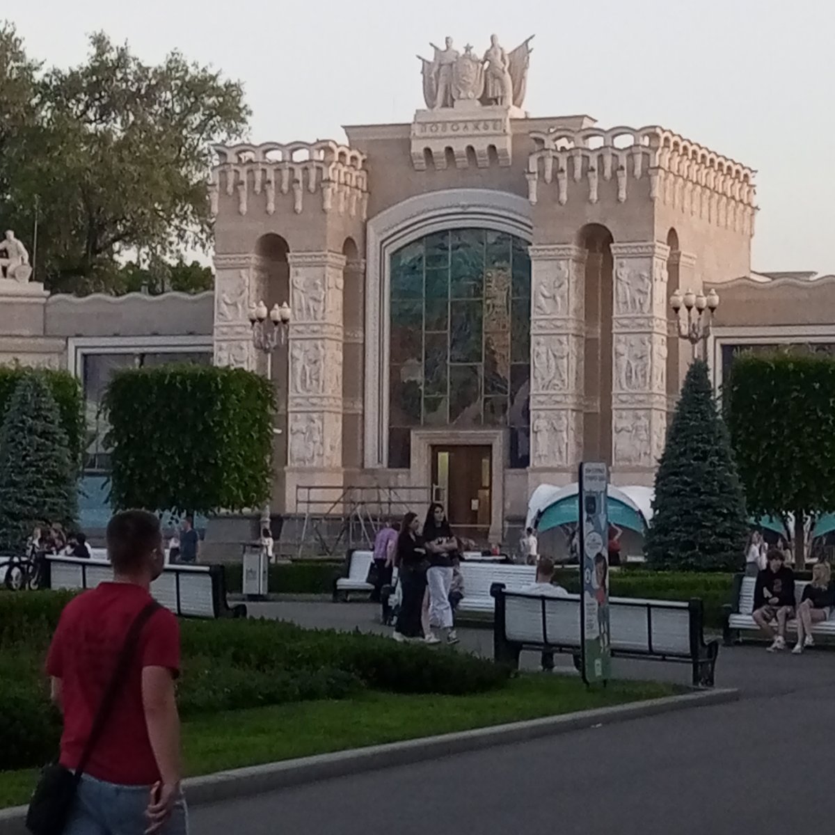 Evening scenes captured across Moscow's VDNKh exhibition complex