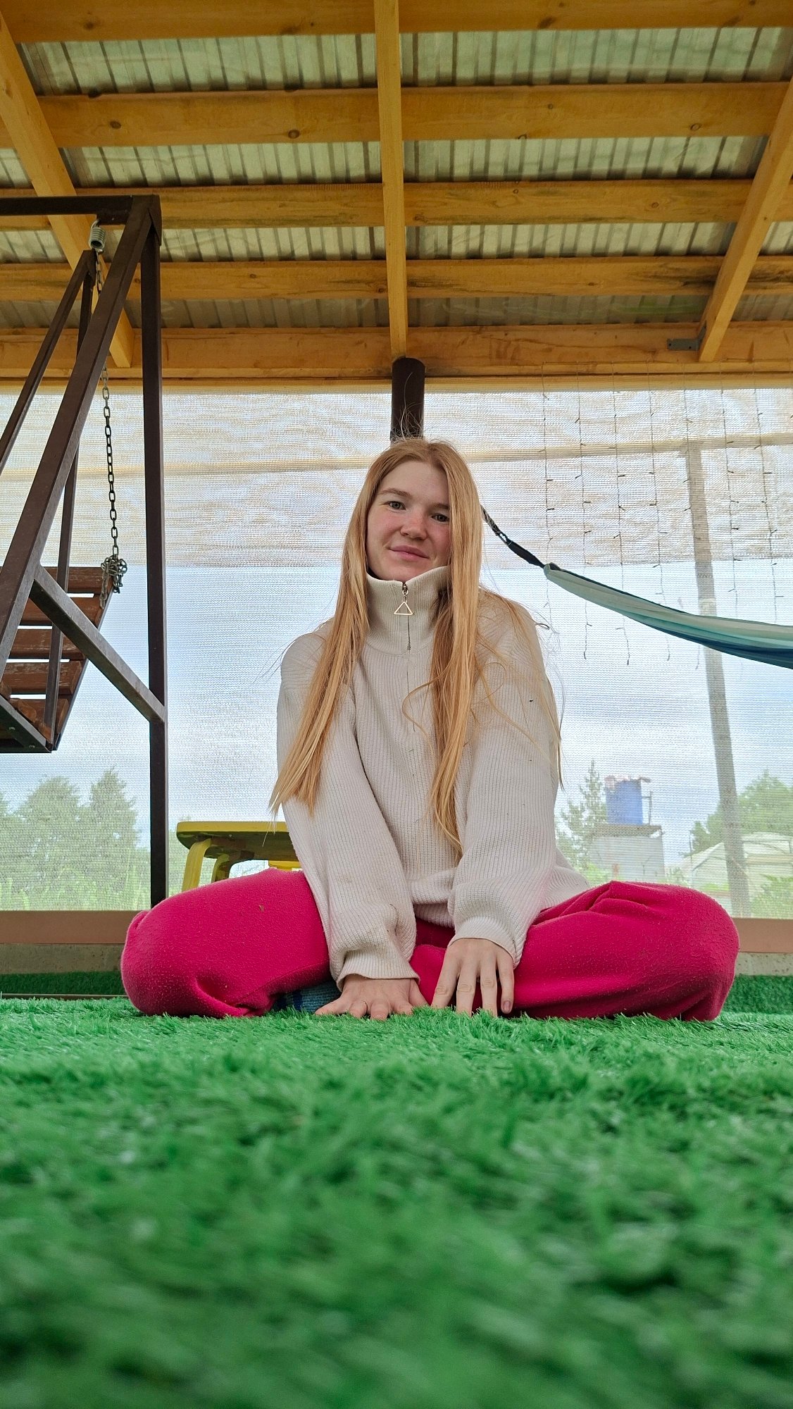 Morning photo sessions captured in Russian garden setting