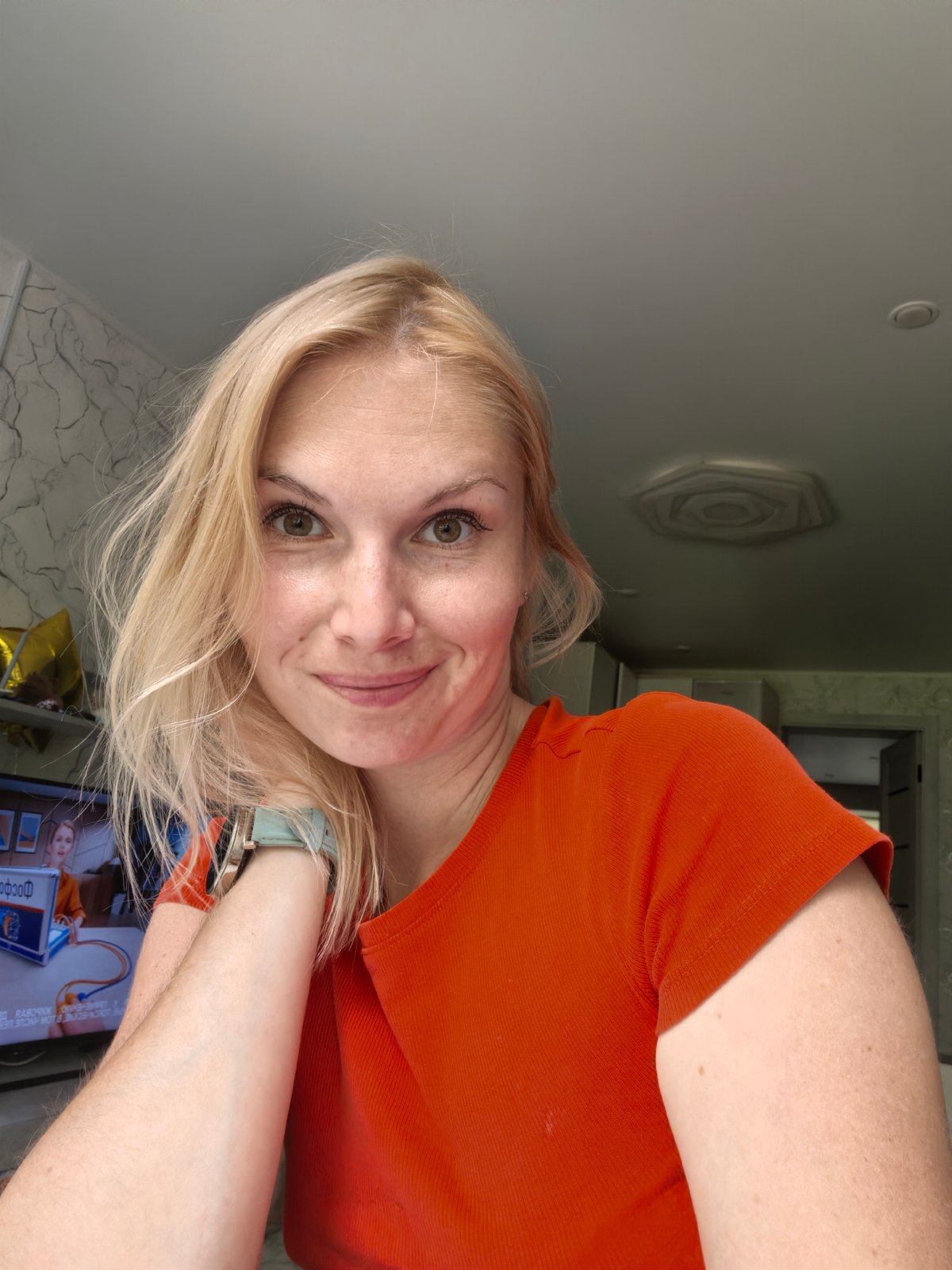 Indoor photo session in Sterlitamak home, orange outfit, multiple angles