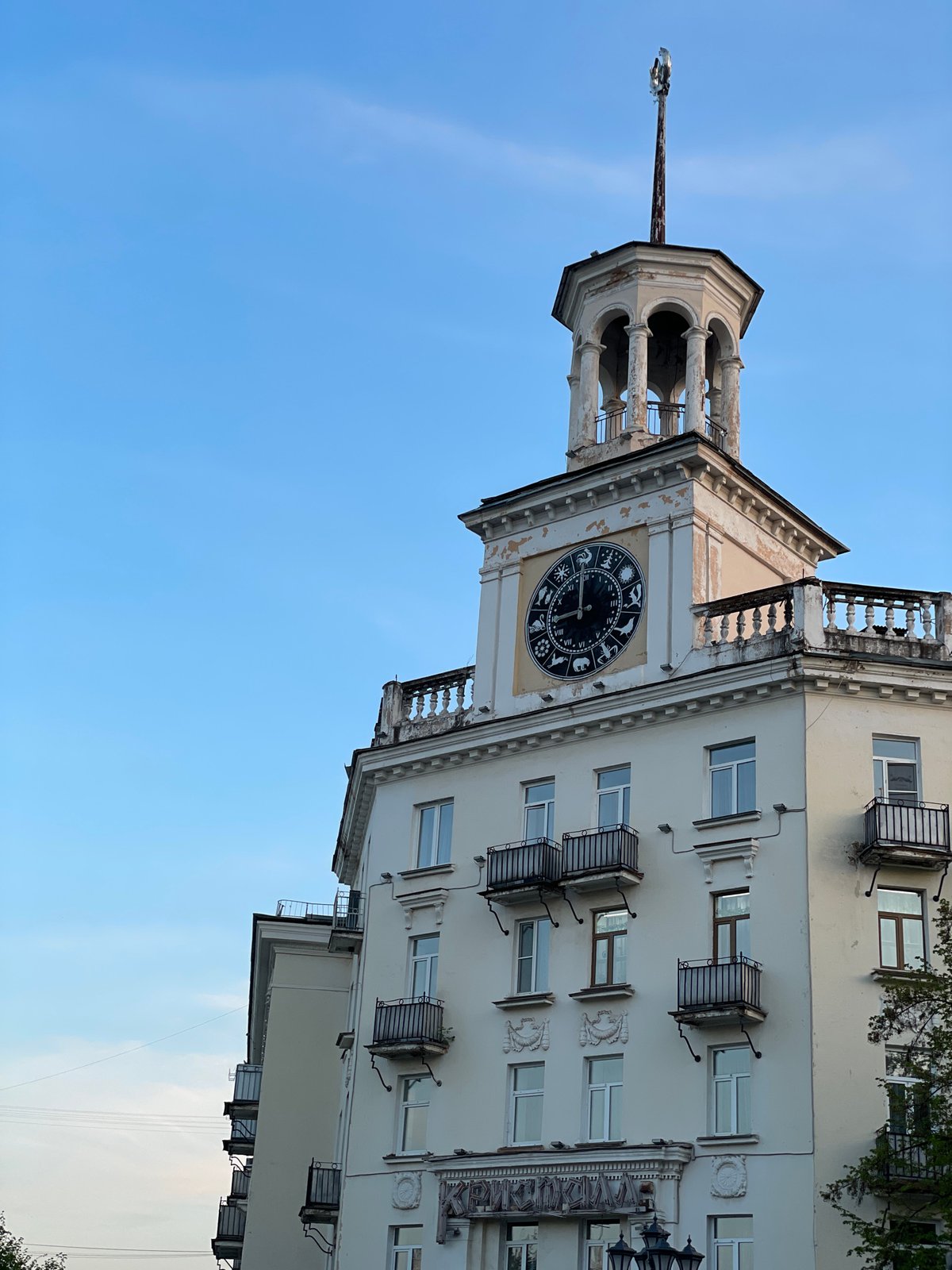 Afternoon snapshots document Zheleznogorsk landmarks and street life