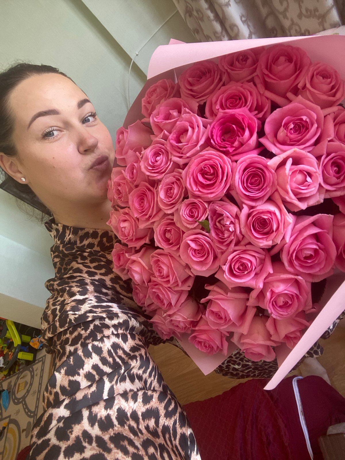 Pink rose bouquet presentation captured in Sochi home